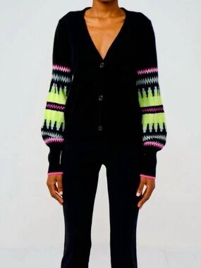 BRODIE CASHMERE electric chevron cashmere cardigan sweater in black/neon m